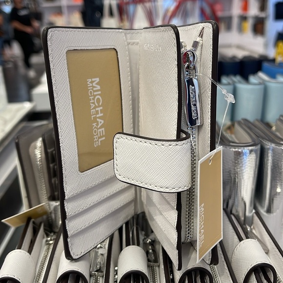 Michael Kors Medium Saffiano Leather Wallet
Optic White
NWT - Picture 5 of 16